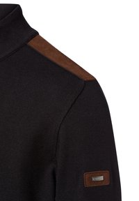 Maglione nero a maglia con colletto alto e spalline in suede marrone. Include una toppa rettangolare con logo sulla manica.