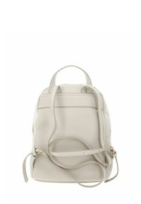 Sac à dos en cuir gris clair avec deux bretelles réglables, une poignée supérieure, une surface texturée et une poche zippée latérale. Orné de ferrures dorées.