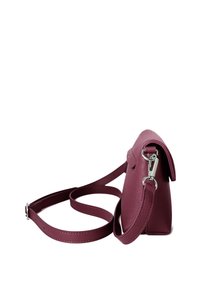Burgundská crossbody taška s texturovaným povrchem, plochým zavíráním, nastavitelným popruhem a stříbrnými kovovými prvky. Kompaktní a strukturovaný design.