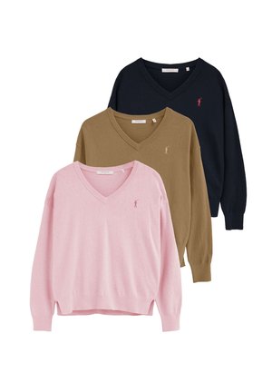 Tres jerséis de manga larga con cuello en V en rosa, marrón y azul marino, cada uno con un pequeño logo bordado en el pecho izquierdo.