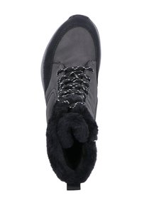 Czarne skórzane botki za kostkę z futrzanym kołnierzem, okrągłym noskiem i kontrastującymi białymi sznurowadłami. Teksturowane akcenty na cholewce poprawiają przyczepność.