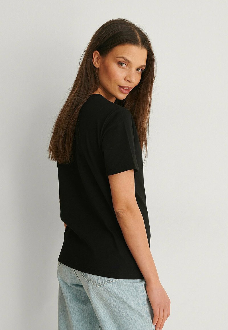 Damen T-Shirts | NA-KD RUNDEM AUSSCHNITT T-Shirt basic black/schwarz - FK41290 Damen T-Shirts | NA-KD RUNDEM AUSSCHNITT T-Shirt basic black/schwarz - FK41290