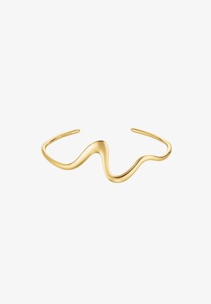 Pulsera de brazalete abierto en tono dorado con un diseño liso y ondulado y un acabado pulido sobre un fondo blanco.