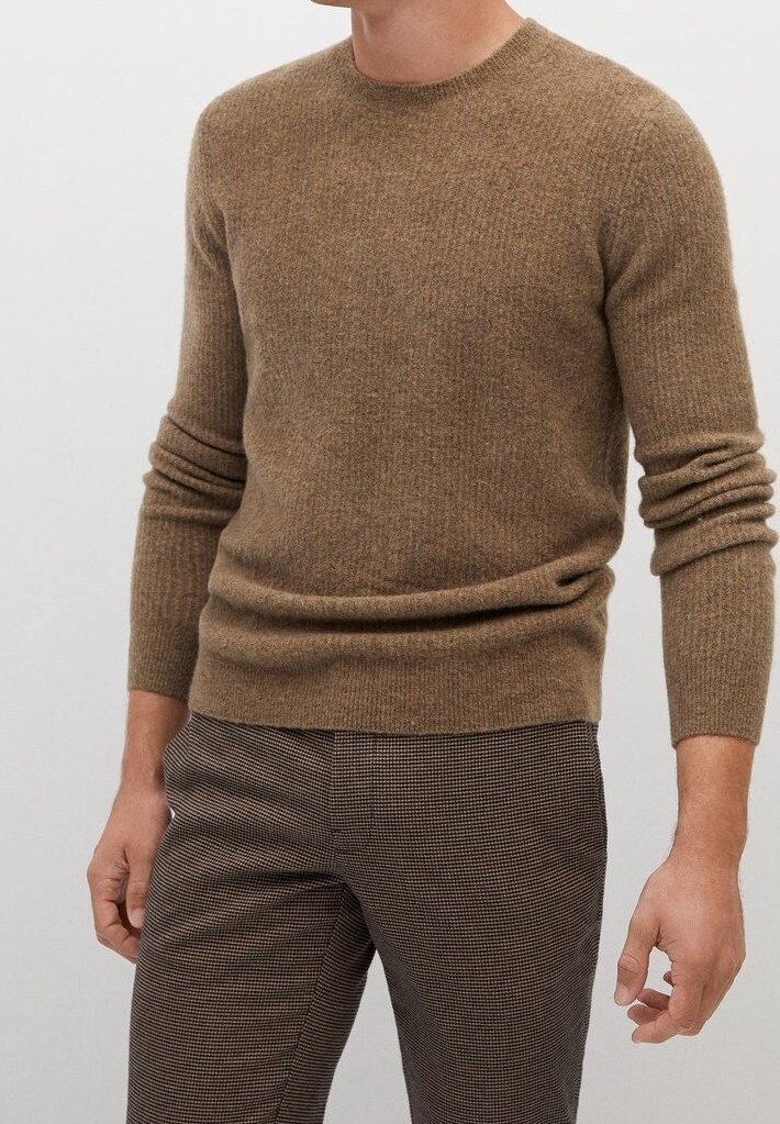 Jersey marrón de punto con cuello redondo y mangas largas, combinado con pantalones marrón con patrón de pata de gallo, que exhiben una tela texturizada.