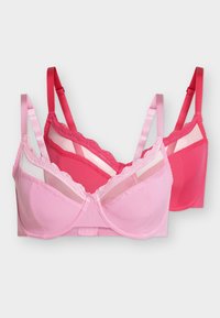 Két csipkés, állítható pántos melltartó, egy világos rózsaszín elöl és egy élénk rózsaszín hátul, fehér háttér előtt.