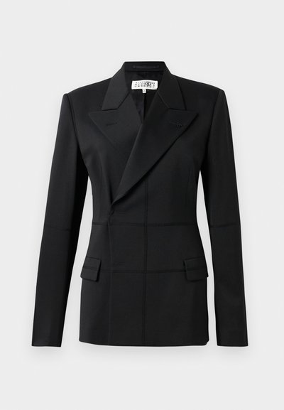 Juodas pritaikytas švarkas, viena ilga rankovė, pjūvio apykaklė, dvigubas užsegimas, dvi priekinės kišenės, struktūrizuota medžiaga su matomais siūlais.