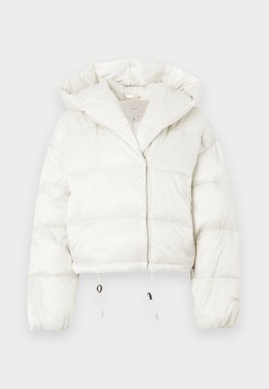 Giacca puffer corta bianca con cappuccio, design trapuntato, coulisse elastica all'orlo e texture liscia e lucida. Presenta una chiusura a scatto.