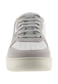Sneaker bianca e grigio chiaro con punta in pelle traforata, rifiniture in suede grigio, lacci intrecciati grigi e suola beige texturizzata vista frontalmente.
