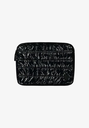 Zwarte pouch met een puffy textuur, voorzien van een gestikte ontwerp en glanzende afwerking. Ritssluiting en ronde logo-accent aan de zijkant.