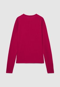 Chemise à manches longues en fuchsia, présentant une texture côtelée, un col rond et un ourlet droit. Le dos affiche un design simple et sans ornement.