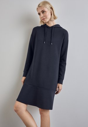Robe à capuche gris foncé en tissu doux, avec des manches longues, une coupe droite et une poche kangourou à l'avant.