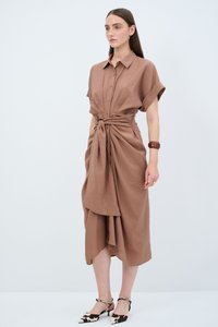 Abito marrone con maniche corte e bottoni, dotato di una vita annodata. Il tessuto è morbido con un design drappeggiato, abbinato a tacchi slingback con motivo.