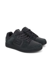 Czarne buty sportowe z zamszową i syntetyczną skórzaną cholewką, okrągłym czubkiem, płaską gumową podeszwą oraz kontrastowymi sznurówkami. Logo z boku.