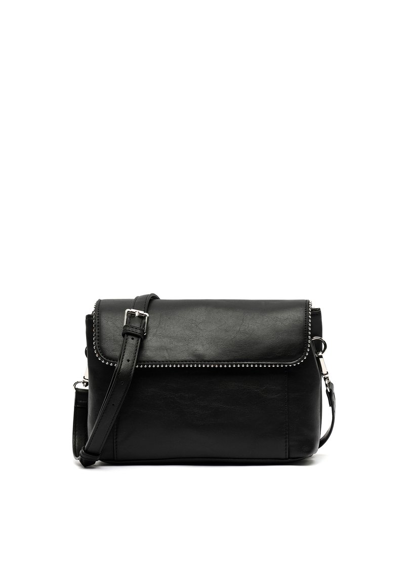 Sac en cuir noir porté en bandoulière avec un rabat, accents en clous argentés, sangle réglable et texture lisse. Forme rectangulaire compacte.