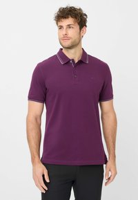 Paarse polo met een drie-knoopsluiting, contrasterende witte kraag en mouwen, met korte mouwen en een rechte afwerking aan de onderkant.