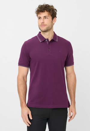 Lila Poloshirt mit einer Drei-Knopf-Leiste, kontrastierendem weißen Kragen und Ärmelsäumen, mit kurzen Ärmeln und geradem Saum.