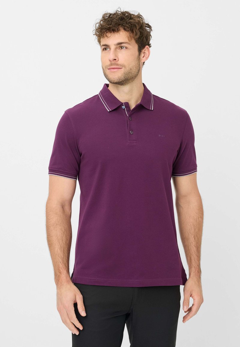 Paarse polo met een drie-knoopsluiting, contrasterende witte kraag en mouwen, met korte mouwen en een rechte afwerking aan de onderkant.