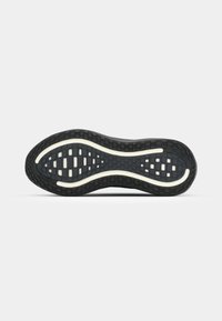 Semelle de chaussure en caoutchouc noir avec un motif quadrillé texturé et deux lignes blanches incurvées pour l'adhérence qui s'étendent sur toute la longueur sur un fond uni.