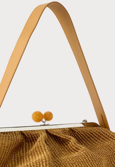 Καφέ πλεκτή τσάντα χειρός με μπεζ δερμάτινο λουρί και στρογγυλά κλεισίματα σε σχήμα σφαιρών κεχριμπαριού σε μεταλλικό σκελετό.