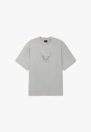 Lichtgrijs T-shirt met korte mouwen en een centraal geplaatste afbeelding van een schedel met vleugels en tong, met subtiele, verfijnde lijndetails.