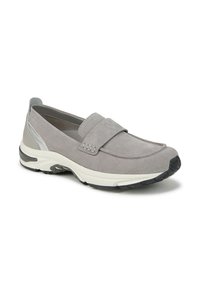 Scarpa slip-on in suede grigio con linguetta imbottita, tessuto grigio sul retro e suola in gomma nera. Design minimalista.