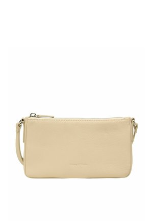 Pochette en cuir beige clair avec une texture lisse, fermeture éclair et bandoulière amovible ; design minimaliste avec détail du logo.