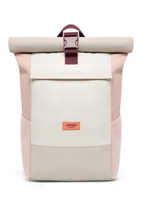 Gurulós hátizsák krémszínű testtel, lágy rózsaszín oldalakkal, bordó pánttal és egy téglalap alakú narancssárga címkével, amelyen a „LARKSON” felirat olvasható, tartós anyagból készült.