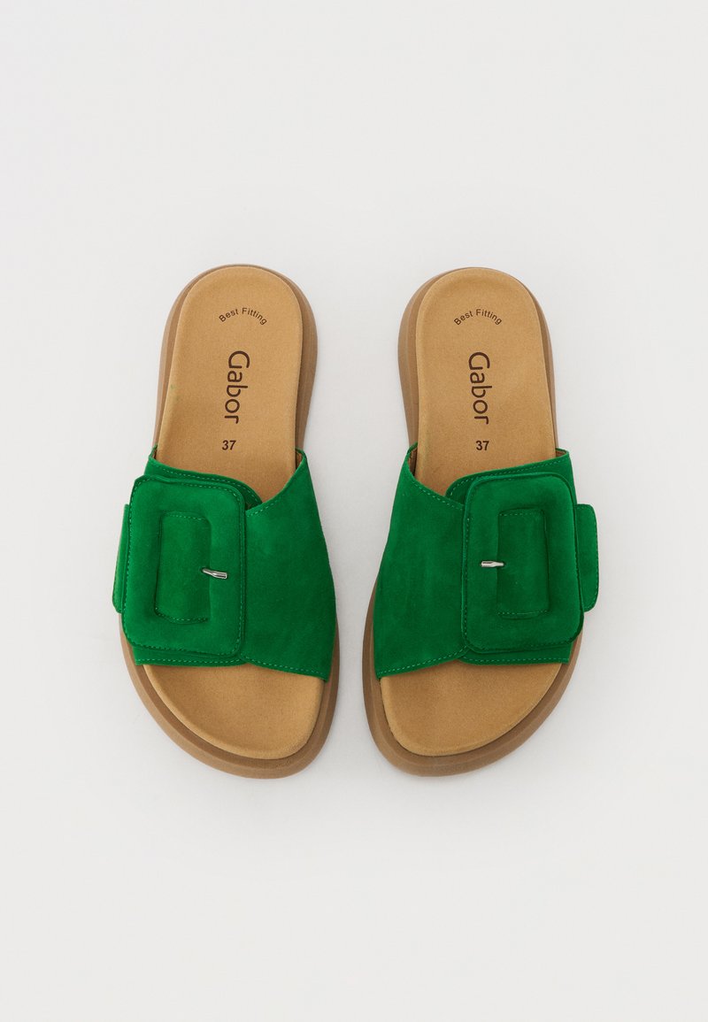 Grüne Wildleder-Sandalen mit breitem Riemen und dekorativer Schnalle. Tanfarbene Innensohlen und eine flache braune Sohle. Größe 37.