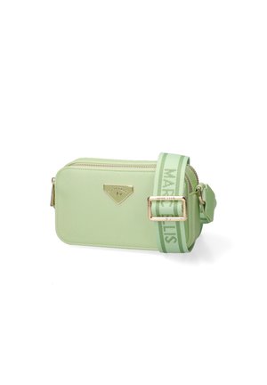 Sac bandoulière rectangulaire vert clair avec fermeture éclair dorée et sangle réglable avec une bande vert foncé et un marquage imprimé.