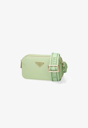 Sac bandoulière rectangulaire vert clair avec fermeture éclair dorée et sangle réglable avec une bande vert foncé et un marquage imprimé.