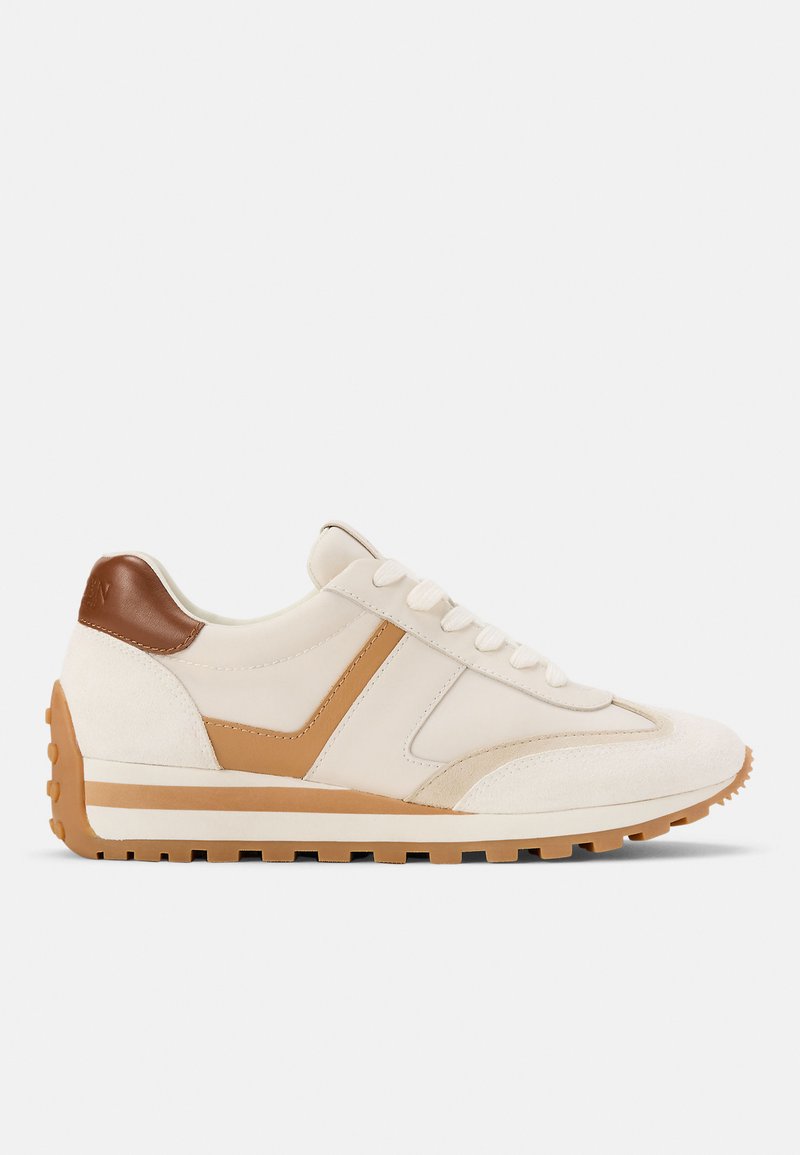 Sneakers z kremową skórzaną i zamszową cholewką, brązowymi akcentami, materiałowymi sznurowadłami i brązową, teksturowaną gumową podeszwą. Prosty, sportowy design.
