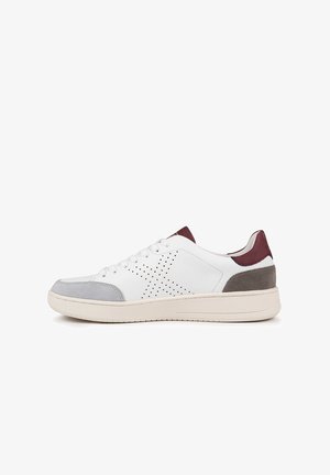 Zapatilla blanca de cuero con acentos en gamuza gris en la puntera y el talón. Presenta un diseño perforado en el lateral y una suela de goma redondeada. Lengüeta del talón en burdeos.