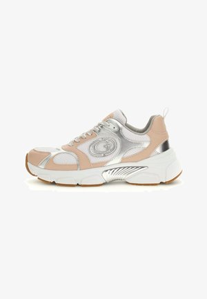 Sneaker bestehen aus einer Mischung von beige-, silber- und weißen Materialien, haben ein strukturiertes Mesh-Obermaterial, eine gepolsterte Sohle und ein leicht voluminöses Design.