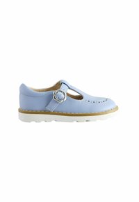 Scarpa in pelle azzurra chiara con design a T-bar, accentuazione a fibbia rotonda, perforazioni decorative e suola in gomma bianca.