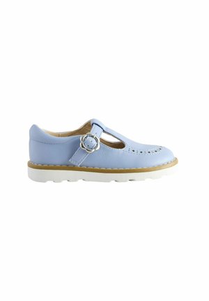 Zapato de piel azul claro con un diseño de barra en T, acento de hebilla redonda, perforaciones decorativas y suela de goma blanca.