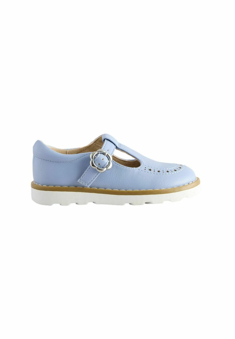 Scarpa in pelle azzurra chiara con design a T-bar, accentuazione a fibbia rotonda, perforazioni decorative e suola in gomma bianca.