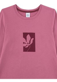 Roze longsleeve shirt van zachte katoen met een donker maroon bloemenprint binnen een rechthoekige vorm in het midden.