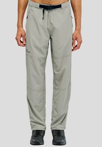 Lätta, grå utomhusbyxor med elastisk midja, justerbar dragsnodd, sidfickor och förstärkta sömmar vid knäna.