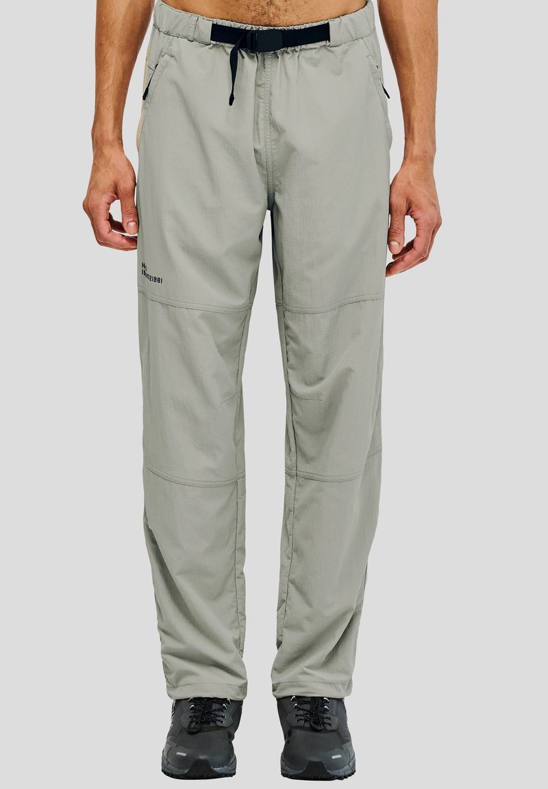 Lätta, grå utomhusbyxor med elastisk midja, justerbar dragsnodd, sidfickor och förstärkta sömmar vid knäna.