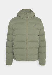 Veste matelassée vert olive, zip à l'avant, avec une capuche. Présente un design matelassé cousu et un logo subtil sur le côté supérieur gauche.