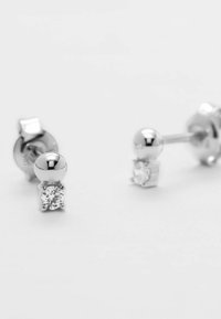 Sølv studs med en rund boldform og en klar cubic zirconia sten som accent, der udviser en poleret overflade og et simpelt design.