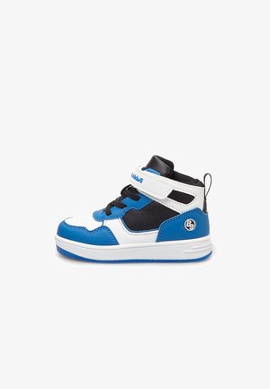 Sneaker alta blu e bianca con accenti neri, materiale in pelle, chiusura frontale con lacci, fascia in Velcro, suola testurizzata e dettaglio del logo sul lato.