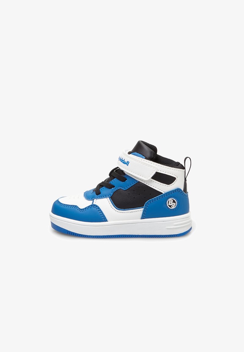 Baskets montantes bleu et blanc avec des accents noirs, en cuir, lacées sur le devant, avec une bride en Velcro, une semelle texturée et un logo sur le côté.