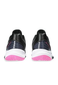 Scarpe da atletica nere con tacco lucido grigio scuro, suola intermedia bianca e suola esterna rosa. Presentano materiale nero testurizzato e dettagli rosa.