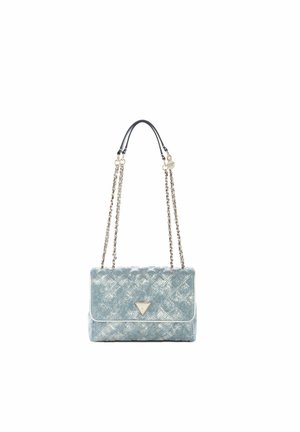 Borsa trapuntata azzurro chiaro con tracolla a catena argentata, logo metallico triangolare sulla patta frontale e ciondolo a forma di cuore sulla tracolla.