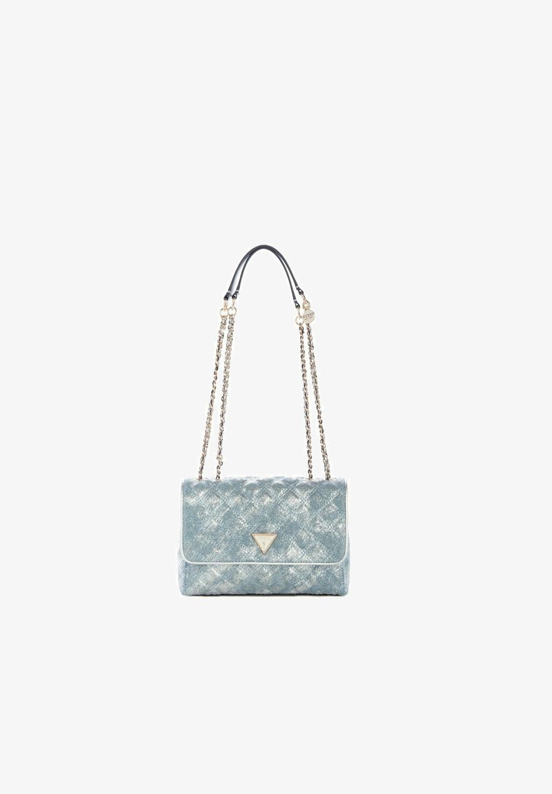 Sac à main matelassé bleu clair avec bandoulière chaîne argentée, logo métallique triangulaire sur le rabat avant et breloque en forme de cœur sur la bandoulière.