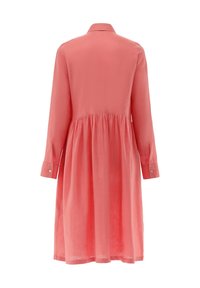 Langärmliges korallenfarbenes Kleid mit Kragen, gerafftem Taillenbund und geknöpften Manschetten, aus einem leichten, strukturierten Stoff gefertigt.