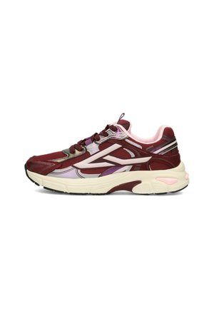 Baskets de sport bordeaux et roses avec semelle crème, dessus en mesh et synthétique, et fermeture à lacets, vues de profil.