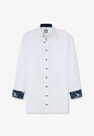 Weißes Hemd mit langen Ärmeln und Knopfleiste. Blaue, gemusterte Manschetten und Innenfutter des Kragens. Umgeschlagener Kragen, einzelne Brusttasche und dunkle Knöpfe.