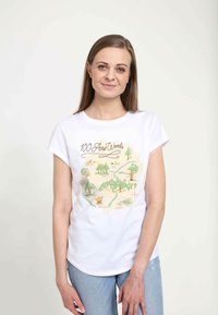 Bílá bavlněná tričko s barevným ilustrací mapy, která zobrazuje stromy, zvířata a cesty, označená jako "100 Acre Woods". Krátké rukávy a kulatý výstřih.